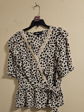 Alice Blue Floral Print V Neck Blouse. In EUC